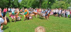 Eine Gruppe von Leuten, die mit Holzklötzen auf einem Feld spielen